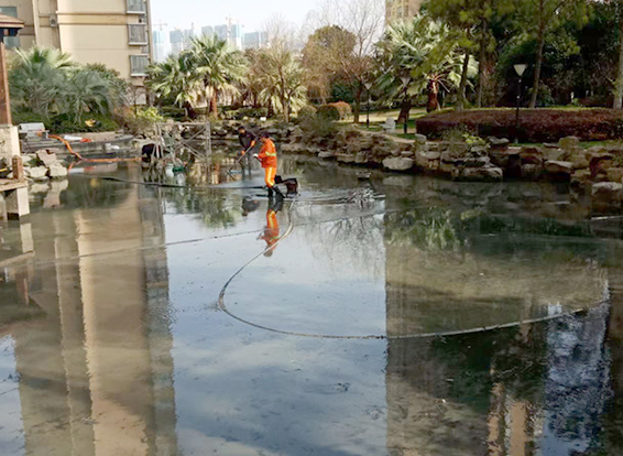 千山景观池淤泥清理